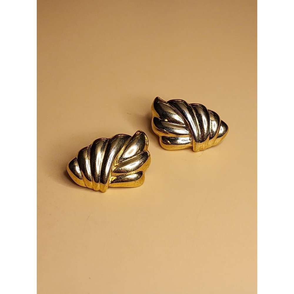 64 Yr Old Signed CROWN TRIFARI Gold Tone Scalloped Clip-On Earrings FREE $HIP!!